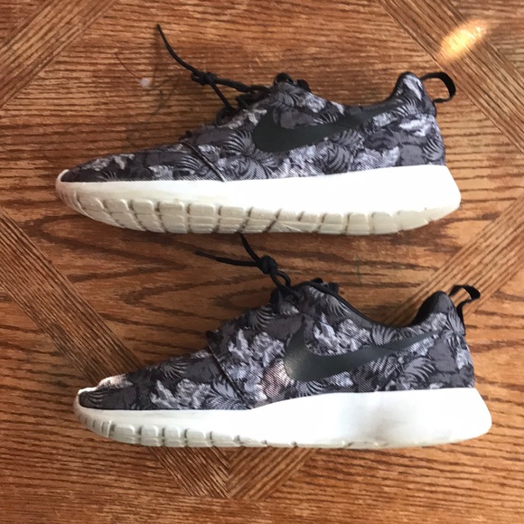 Nike Other - Nike Rosherun Print Aloha
